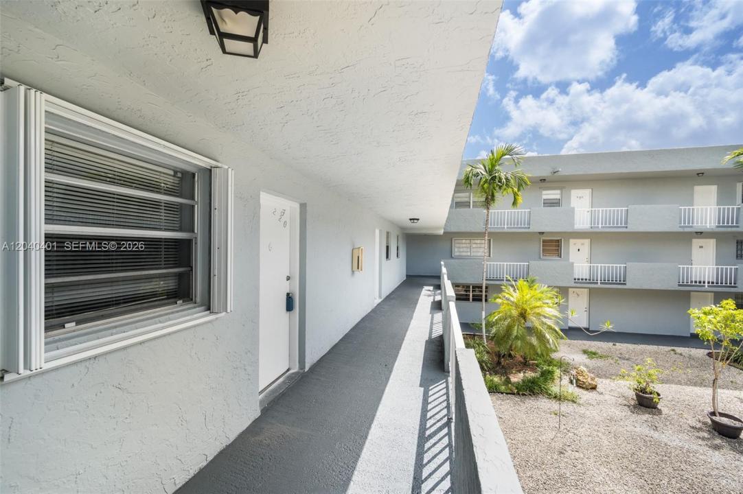 1725 W 60th St F220, Hialeah, Florida 33012, USA
