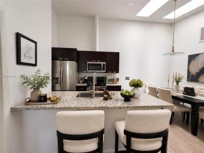 2566 N Nob Hill Rd, Sunrise, Florida 33322, USA