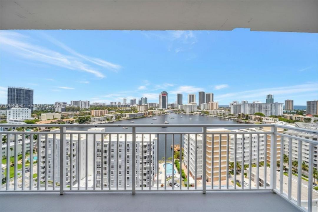427 Golden Isles Dr 16H, Hallandale Beach, Floride 33009, États-Unis