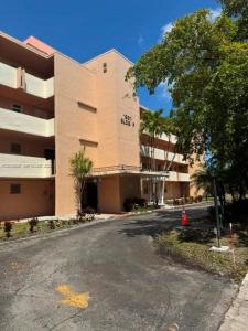 1301 NE 191st St F403, Miami, Florida 33179, USA
