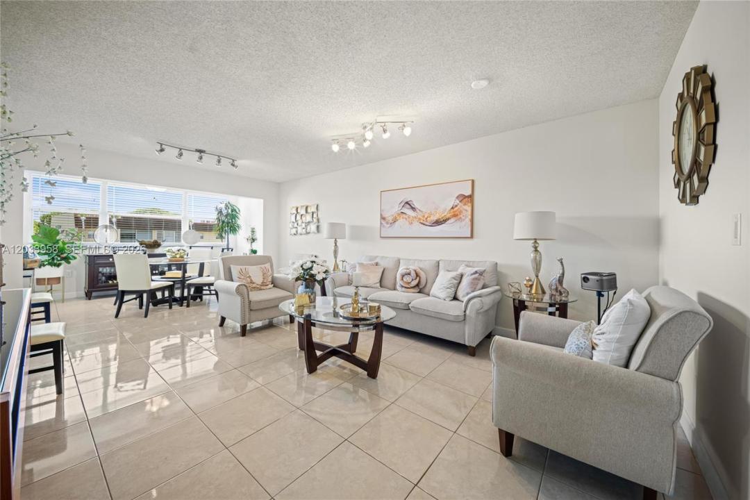 8951 Sunrise Lakes Blvd 301, Sunrise, Floride 33322, États-Unis