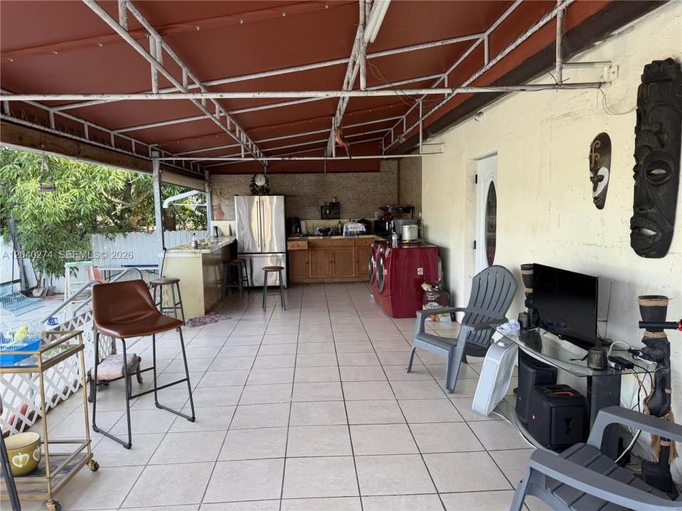 521 NW 32nd Pl, Miami, Florida 33125, USA