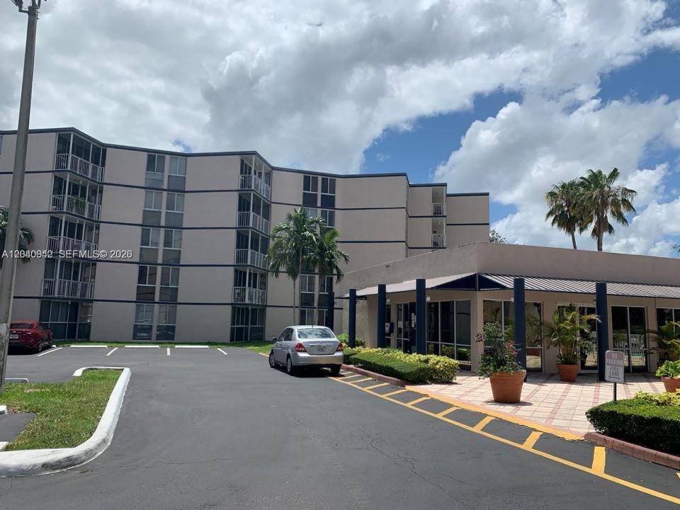 7035 NW 186th St D310, Hialeah, Florida 33015, USA