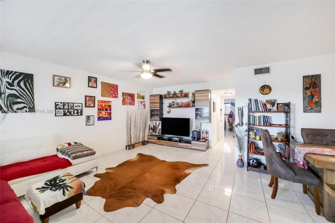 541 Blue Heron Dr 205, Hallandale Beach, Florida 33009, USA