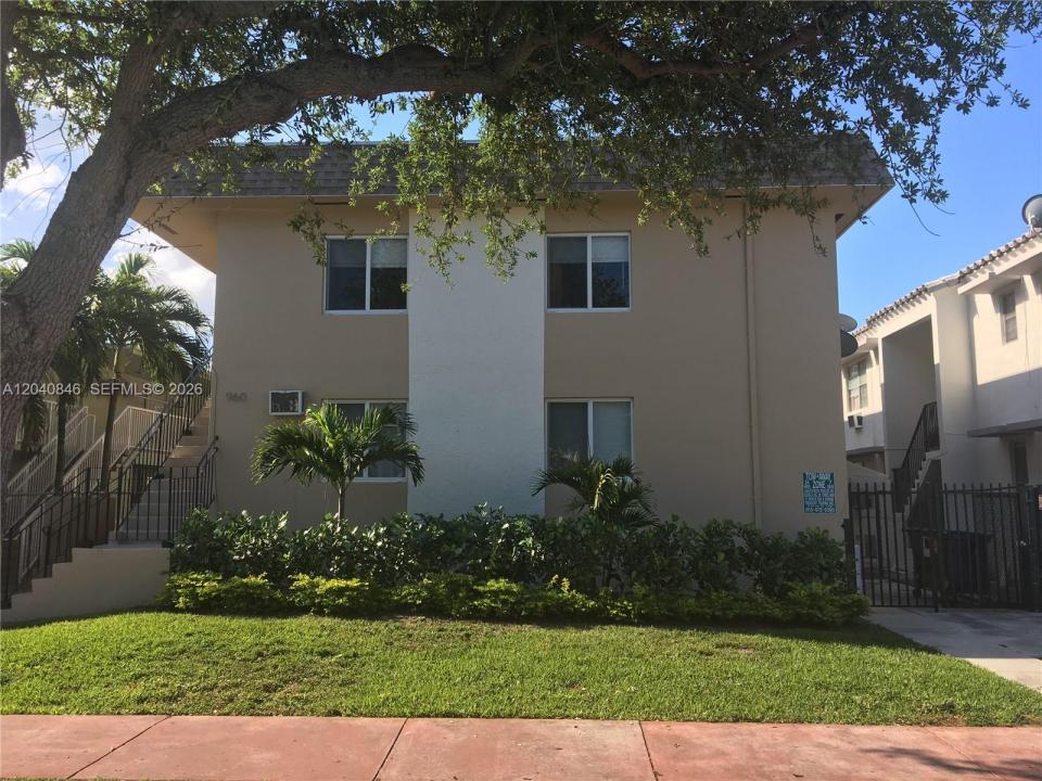 960 Biarritz Dr 2, Miami Beach, Florida 33141, USA