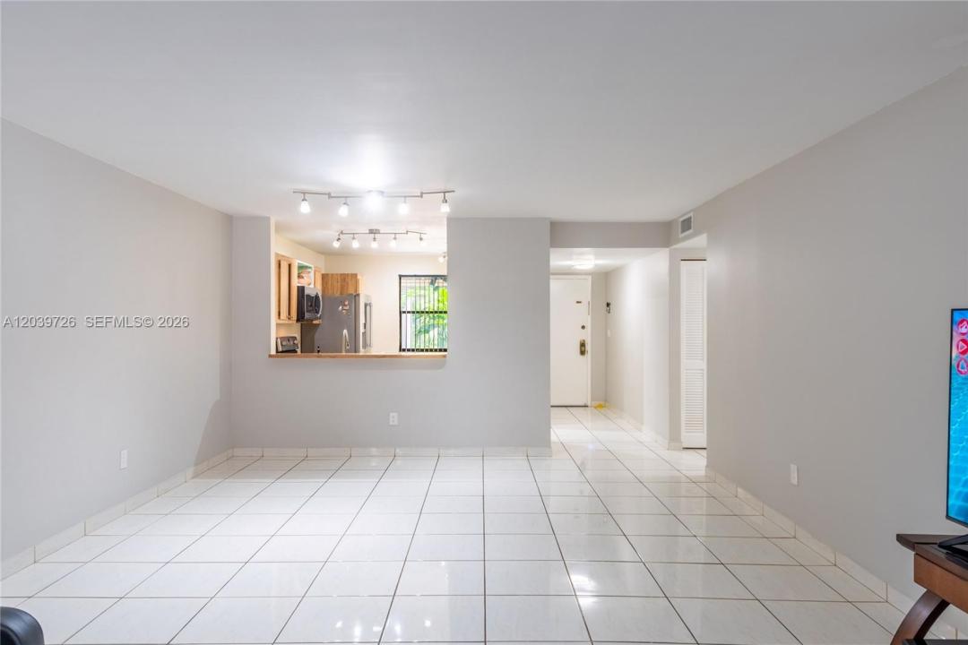 601 Ives Dairy Rd 101-8, Miami, Florida 33179, Stati Uniti