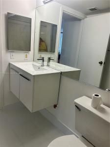 7601 E Treasure Dr 2104, North Bay Village, Florida 33141, USA