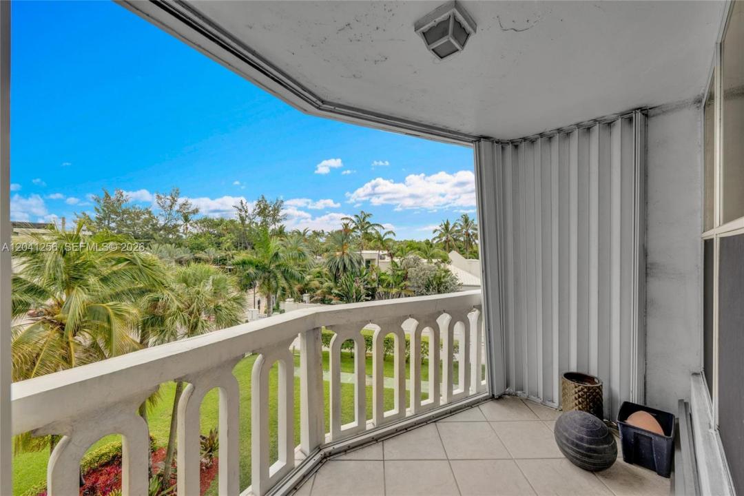3199 S Ocean Dr 402, Hallandale Beach, Florida 33009, USA