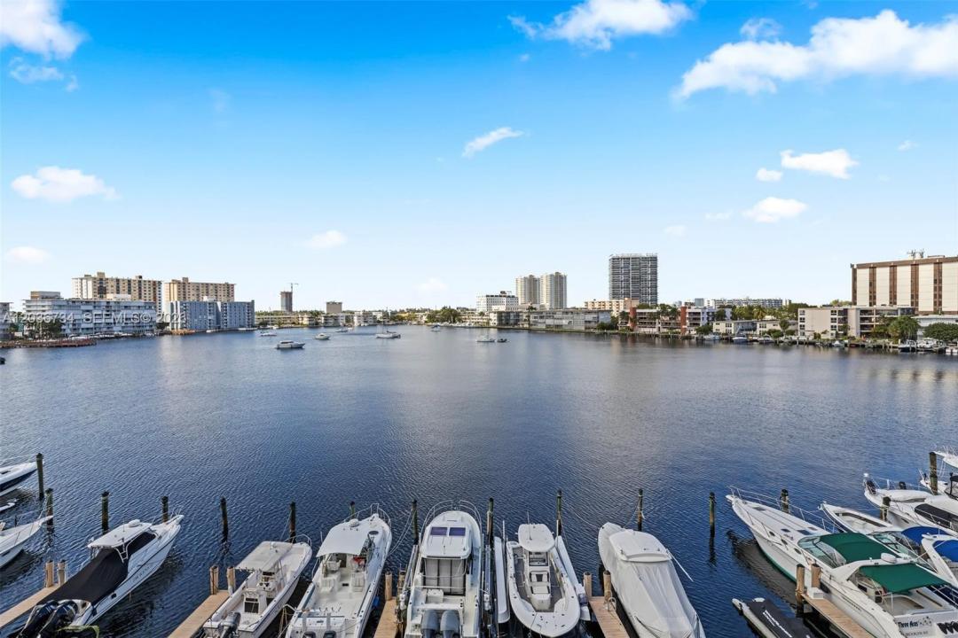 126 Golden Isles Dr 62A, Hallandale Beach, Floride 33009, États-Unis