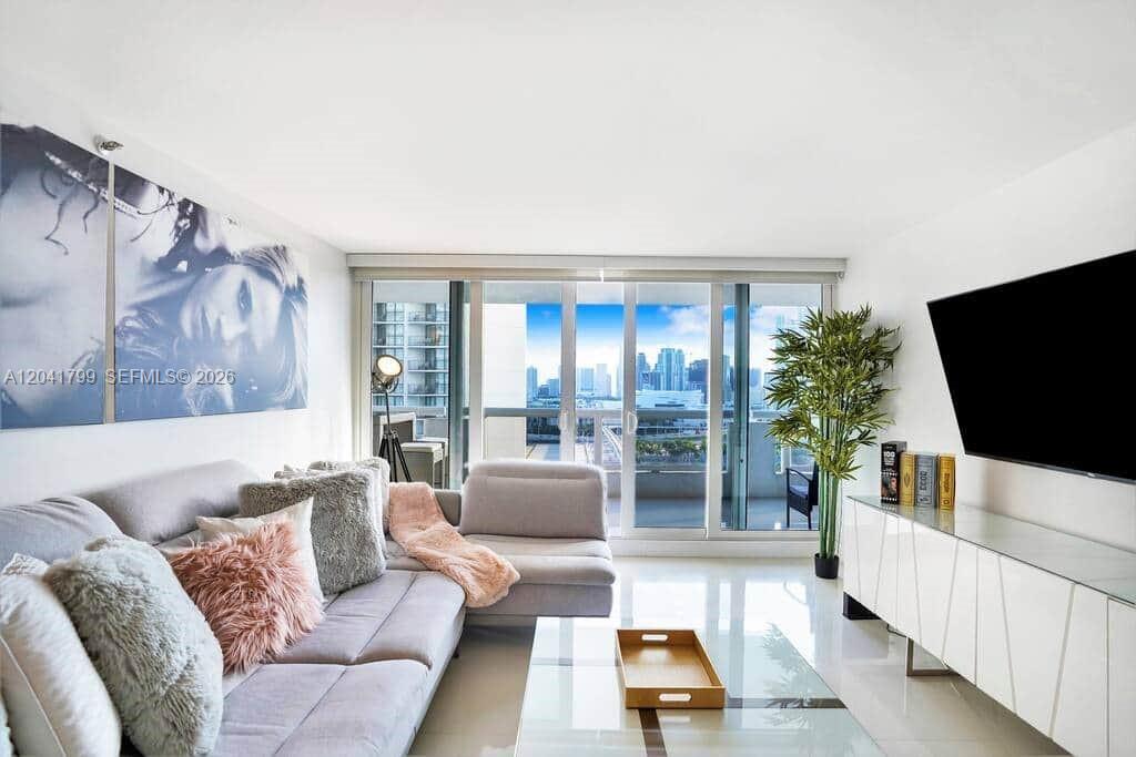 1717 N Bayshore Dr A-2056, Miami, Floryda 33132, USA