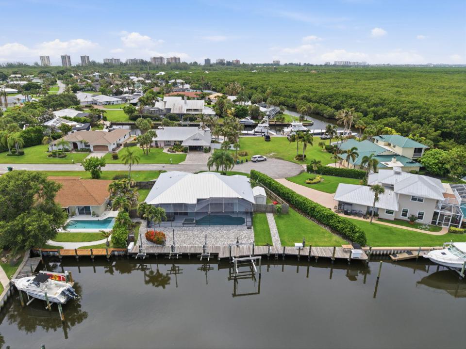 117 Queen Elizabeth Court, Hutchinson Island, Florida 34949