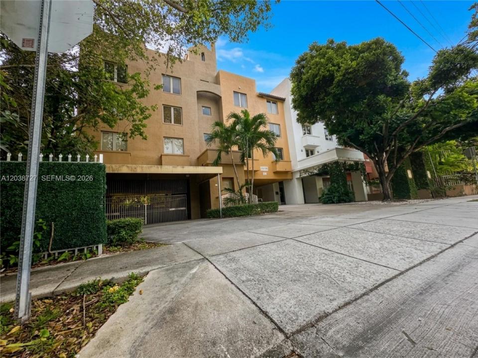 2630 SW 28th St 44, Miami, Floryda 33133, USA