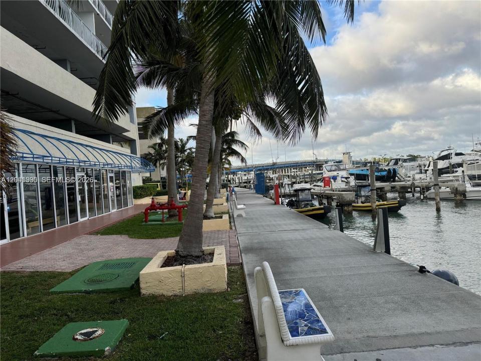 7601 E Treasure Dr CU-9a, North Bay Village, Floride 33141, États-Unis