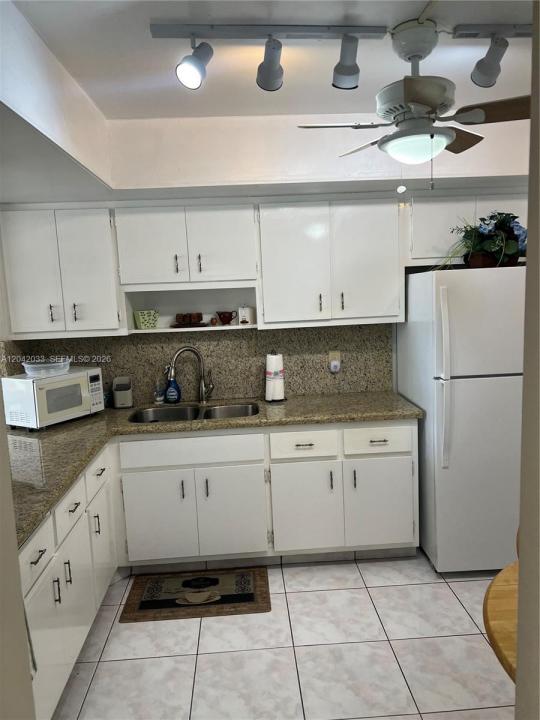 1351 NE Miami Gardens Dr 222E, Miami, Floride 33179, États-Unis