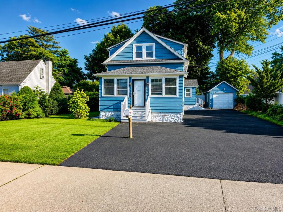 26 Flanders Place, West Babylon, New York 11704, USA