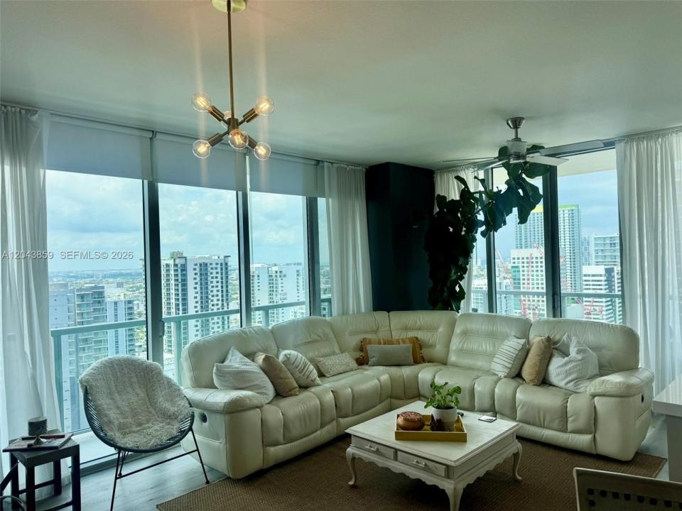 1111 SW 1st Ave 3225, Miami, Florida 33130, Stati Uniti
