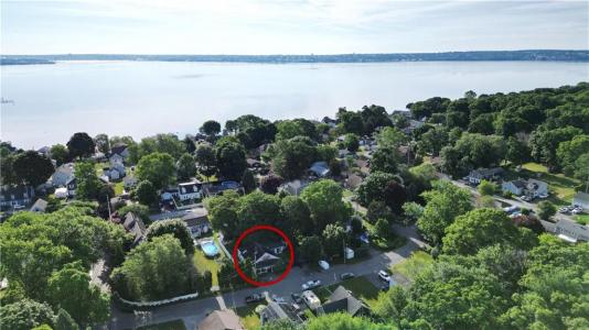 25 Fried Avenue, Bristol, Rhode Island 02809, USA
