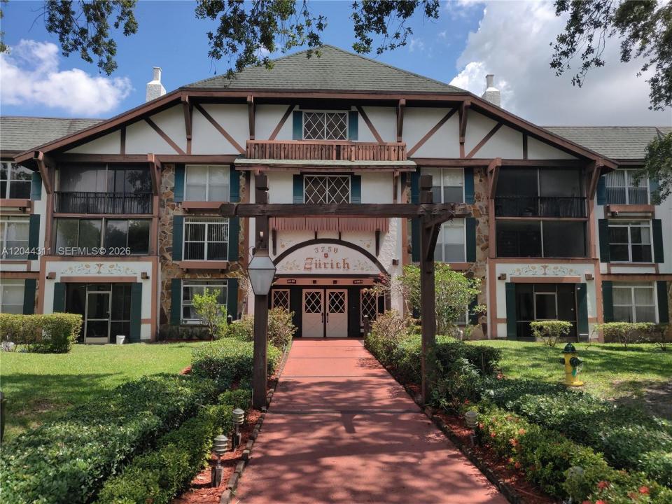 3750 Inverrary Dr 2Q, Lauderhill, Florida 33319, USA