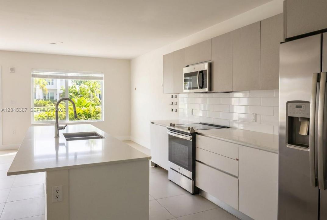 2535 NE 193rd St 3104, Miami, Florida 33180, USA