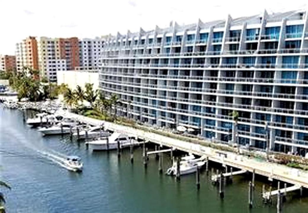 3001 NE 185th St, Aventura, Floryda 33180, USA