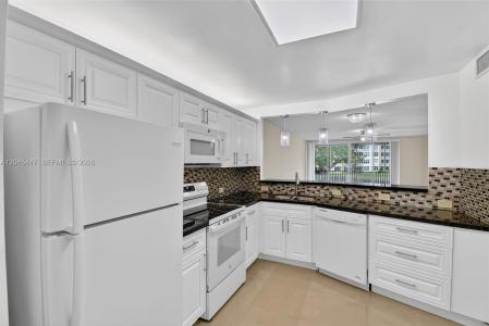 1710 NE 191 Street 206, Miami, Florida 33179, USA