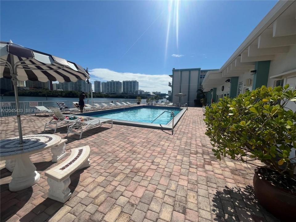 3923 NE 166th St N-106, North Miami Beach, Florida 33160, Stati Uniti