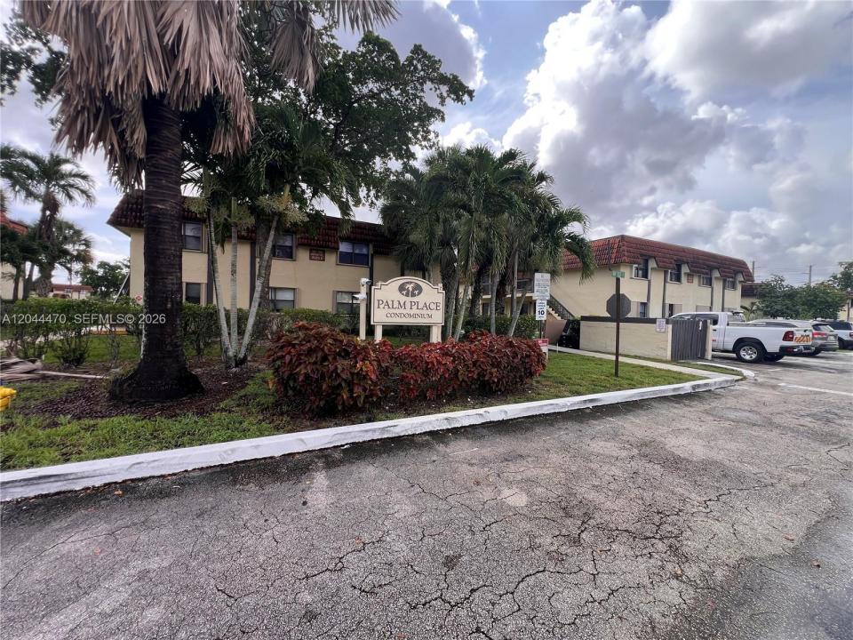 451 NW 100th Pl 101, Pembroke Pines, Florida 33024, Stati Uniti