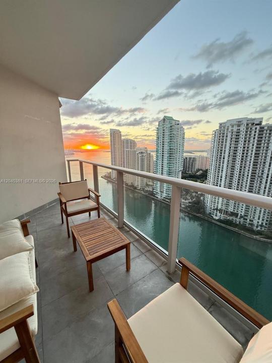 300 S Biscayne Blvd T-2806, Miami, Florida 33131, Stati Uniti