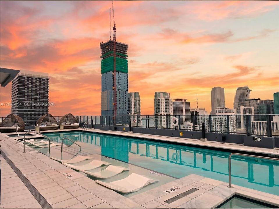 121 NE 5th St 504, Miami, Florida 33132, USA