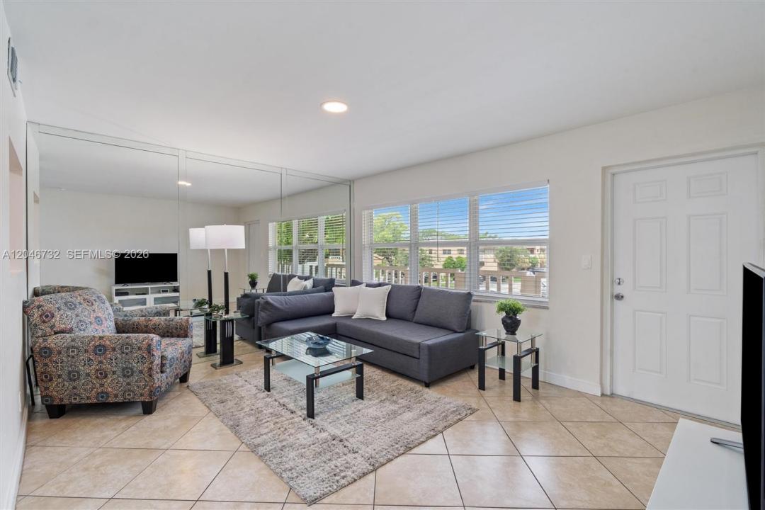 9101 Sunrise Lakes Blvd 202, Sunrise, Floride 33322, États-Unis