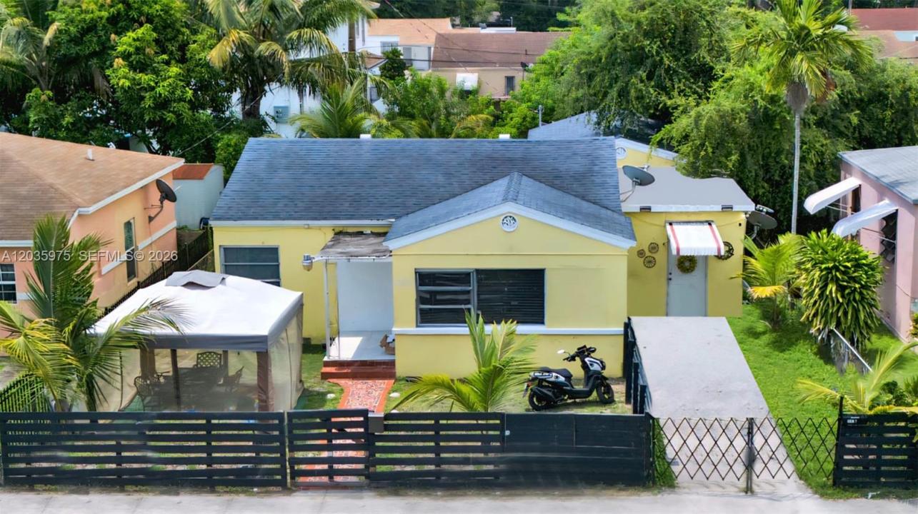 1042 NW 76th St, Miami, Florida 33150, USA