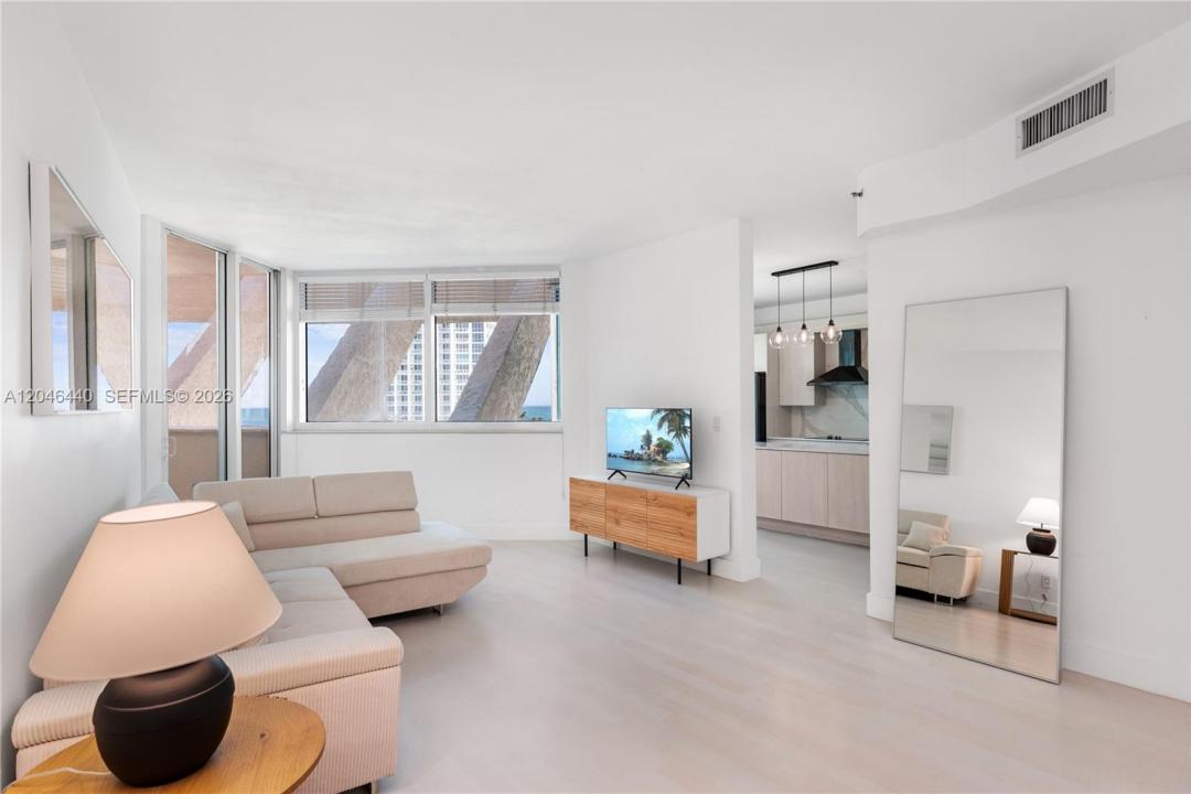 300 S Pointe Dr 907, Miami Beach, Florida 33139, USA