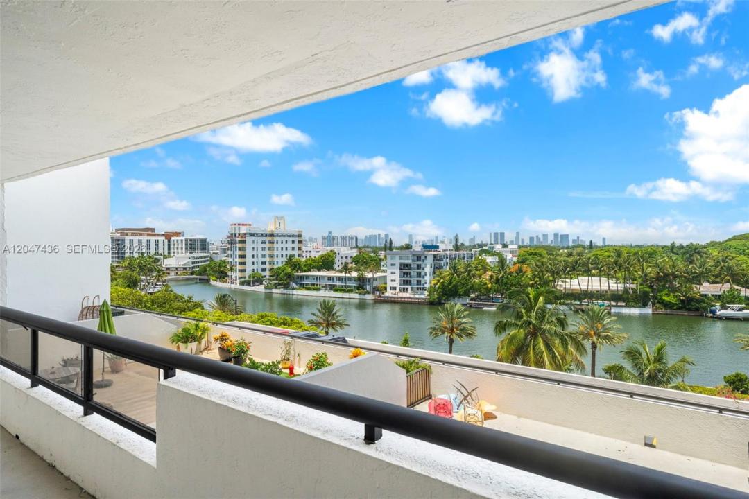 2555 Collins Ave 706, Miami Beach, Florida 33140, USA