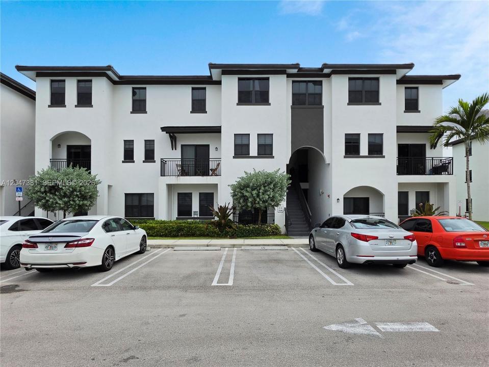 15540 SW 136th St 220, Miami, Floryda 33196, USA