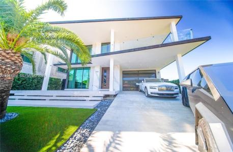7520 W Treasure Dr, North Bay Village, Florida 33141, USA