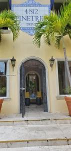 4812 Pine Tree Dr 201, Miami Beach, Florida 33140, USA