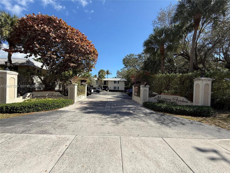 8607 SW 68th Ct 24, Pinecrest, Florida 33156, Amerika Birleşik Devletleri