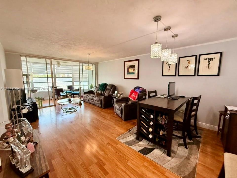 1300 NE 191st St A112, Miami, Florida 33179, USA