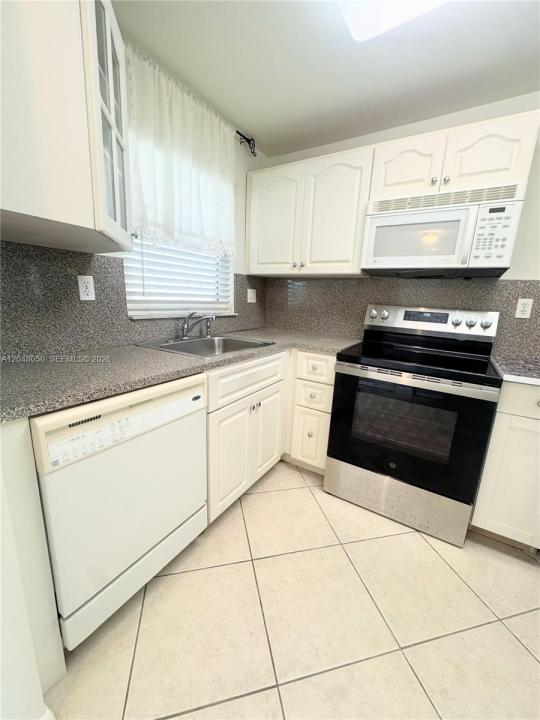 9660 Sunrise Lakes Blvd 202, Sunrise, Floride 33322, États-Unis