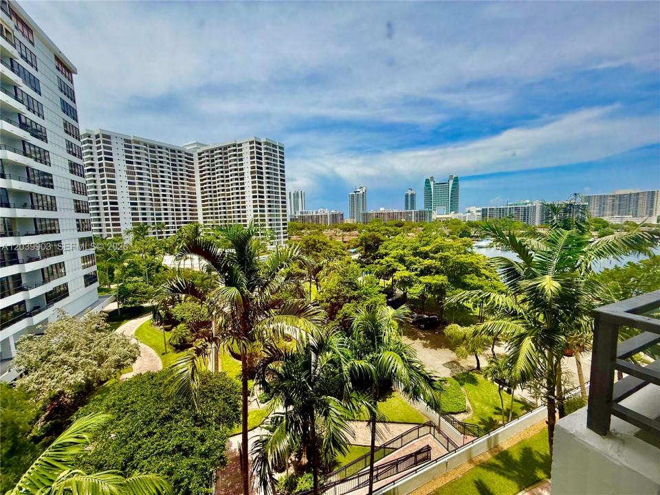 500 Three Islands Blvd 421, Hallandale Beach, Florida 33009, Stati Uniti