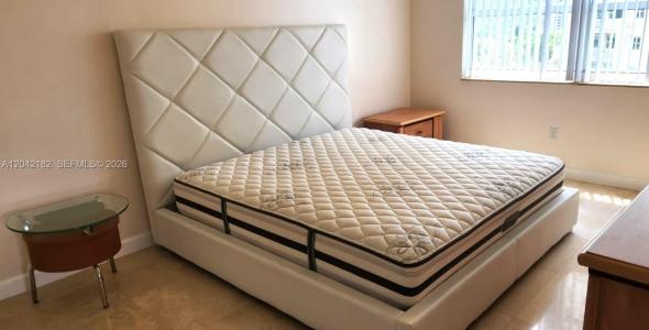 19501 W Country Club Dr 704, Aventura, Florida 33180, USA