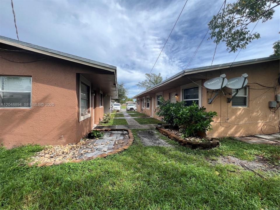 3024 NW 2nd St, Pompano Beach, Florida 33069, USA