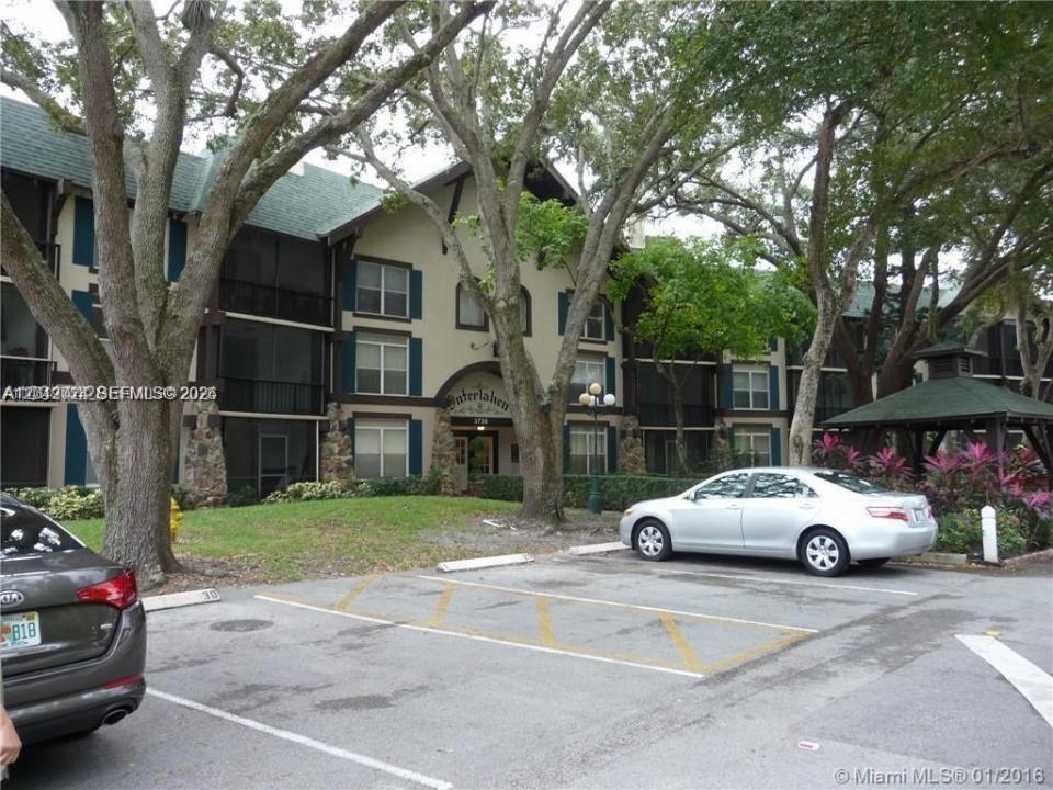 3720 Inverrary Dr 3L, Lauderhill, Florida 33319, USA