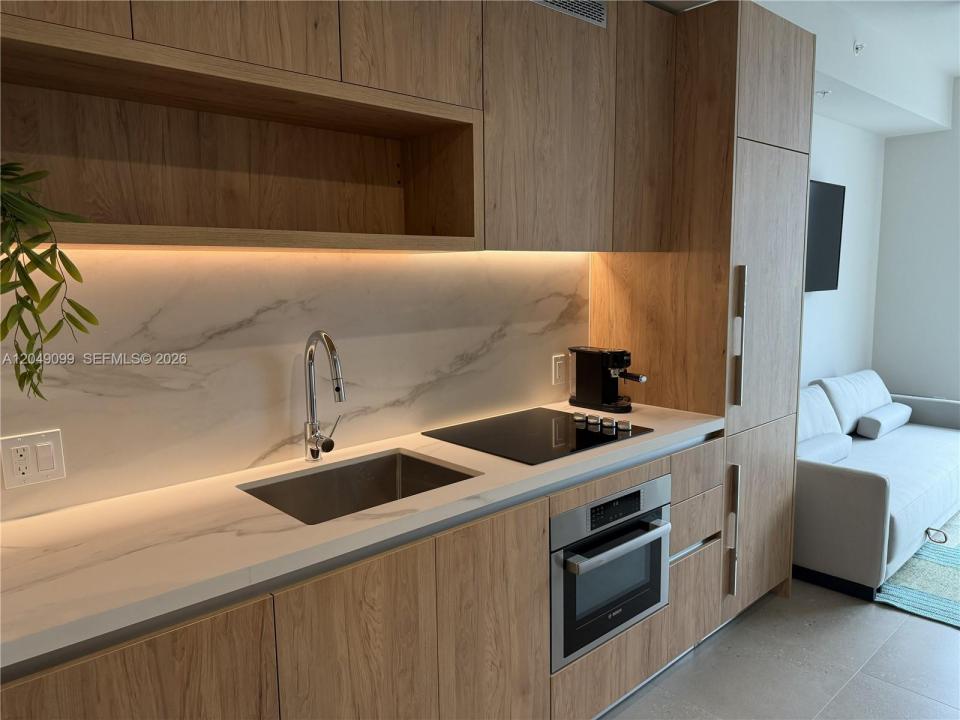 11 NE 6th St 515, Miami, Флорида 33132, Соединенные Штаты