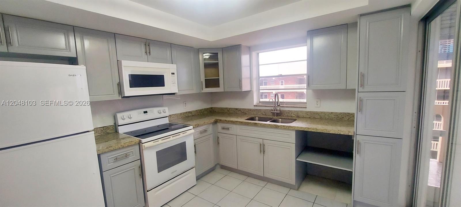 200 NE 12th Ave 3E, Hallandale Beach, פלורידה 33009, ארצות הברית של אמריקה