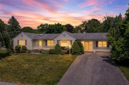 9 Apache Lane, Cumberland, Rhode Island 02864, USA