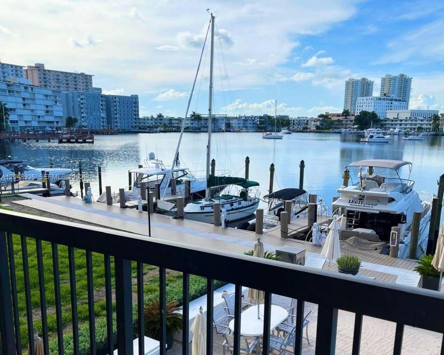 200 Golden Isles Dr 203, Hallandale Beach, Floride 33009, États-Unis