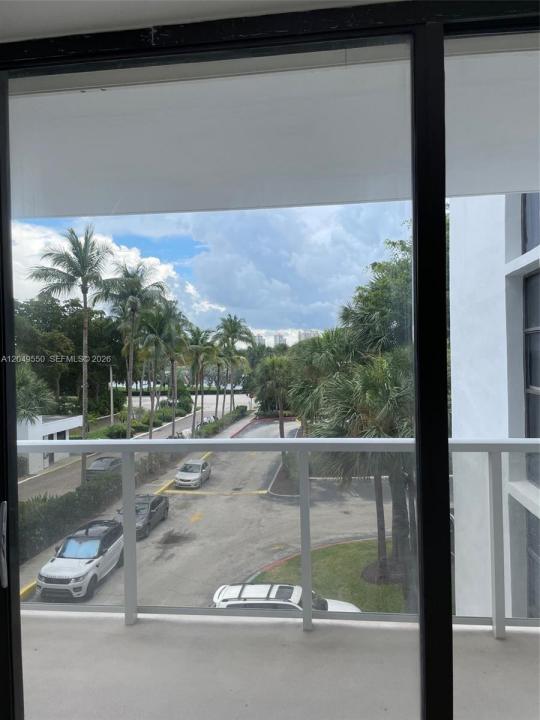 3731 N Country Club Dr 323, Aventura, Florida 33180, USA