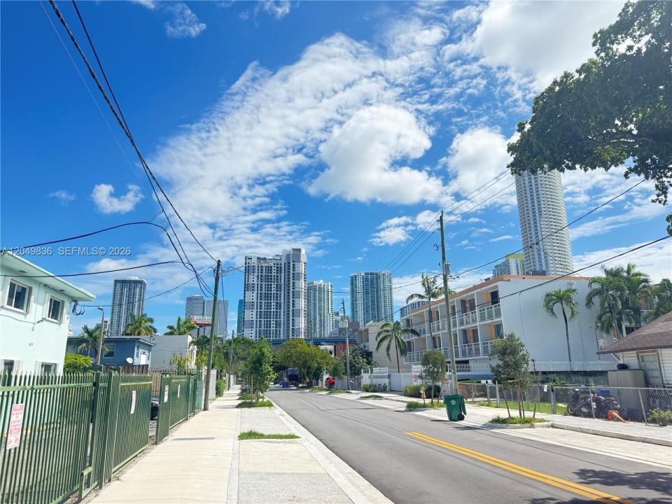 469 SW 3rd St 9, Miami, Floryda 33130, USA