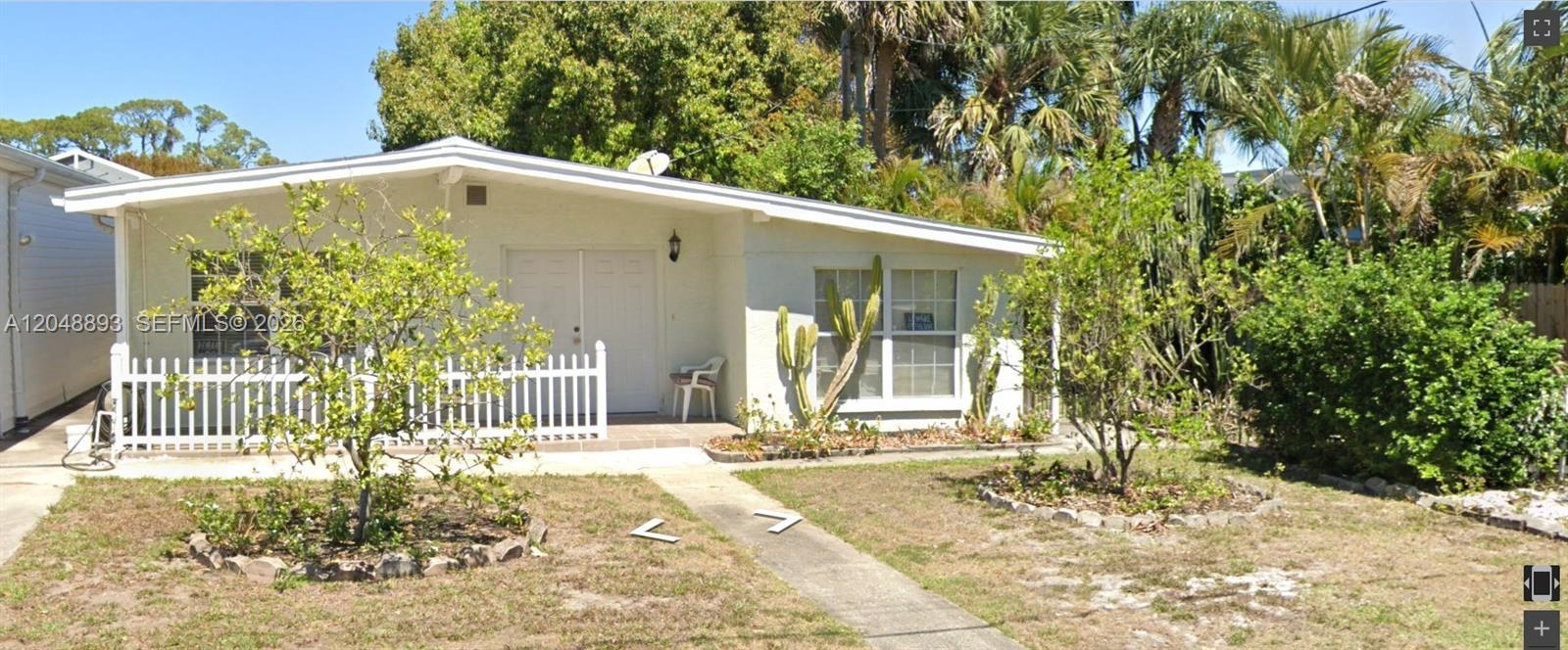 111 POINSETTIA CIR NE, Port Charlotte, Florida 33952, HOA KỲ